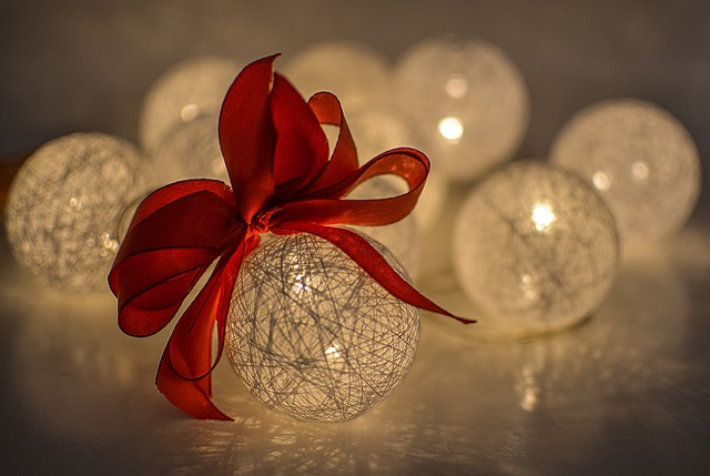 Kerstversiering buiten zelf maken: creatieve ideeën voor feestelijke decoraties